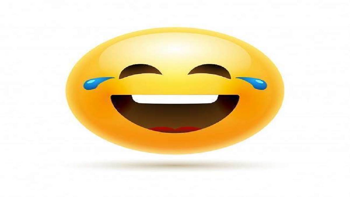 Funny Jokes: आधी रात को सफेद साड़ी पहनी पत्नी को पंखे पर लटकता देख पति डरकर बोला...