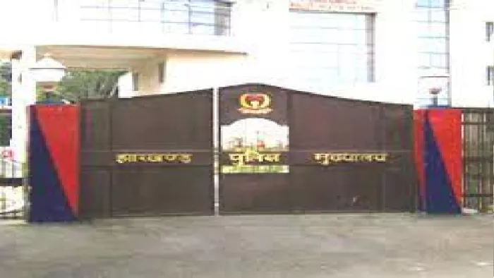 झारखंड पुलिस राज्य में जनता को समाज में सम्मान के साथ जीने की परिस्थितियां पैदा करने लिए कटिबद्ध है।