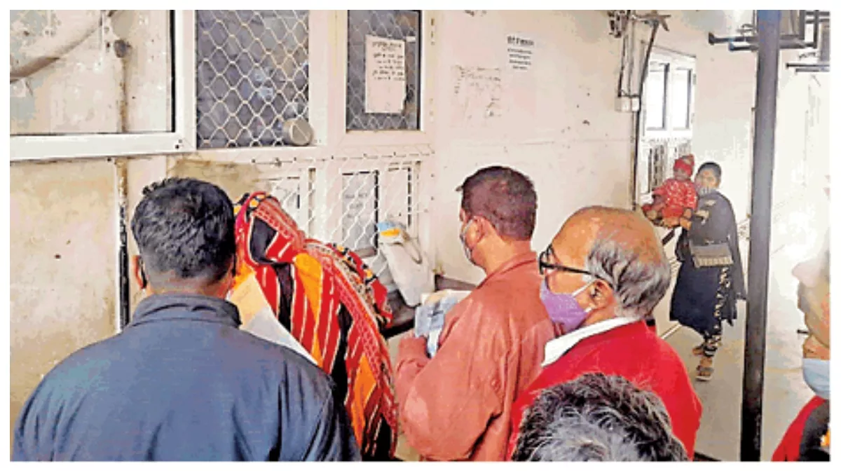 सेक्टर-12 स्थित डिस्पेंसरी में दवा लेने के लिए लाइन में लगे मरीज