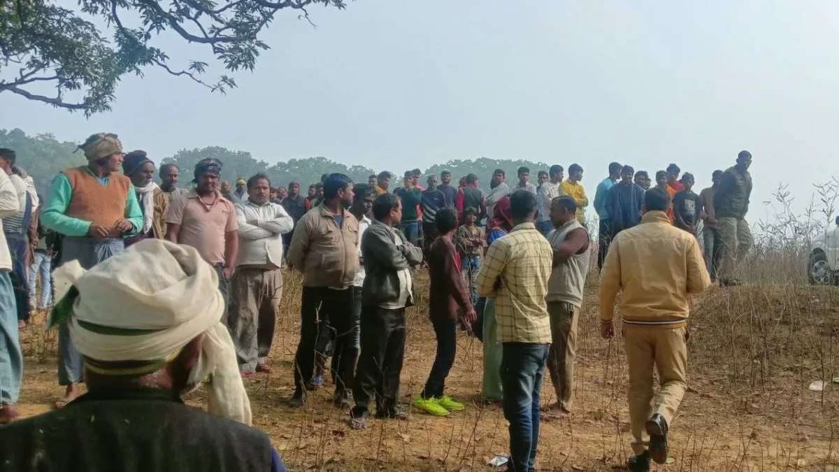 घटना की सूचना पर पहुंची पुलिस व ग्रामीणों की भीड़। -जागरण