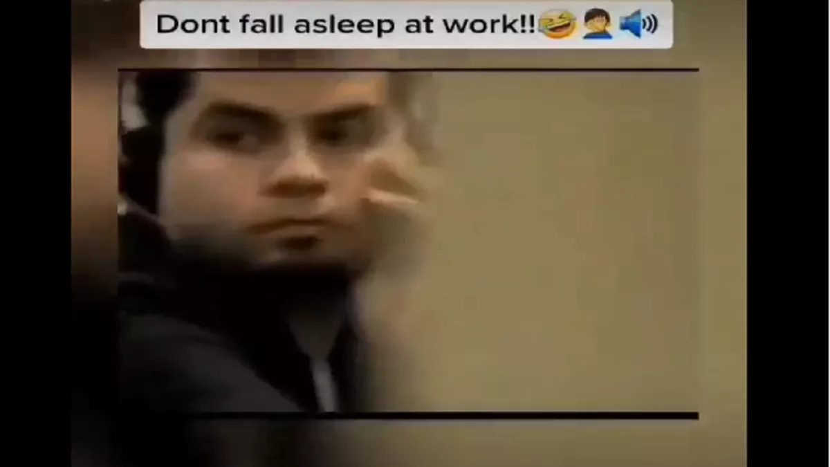 Viral Video: ऑफिस में काम करते-करते शख्स को आ गई नींद, फिर जो हुआ वीडियो देख हंसी छूट जाएगी