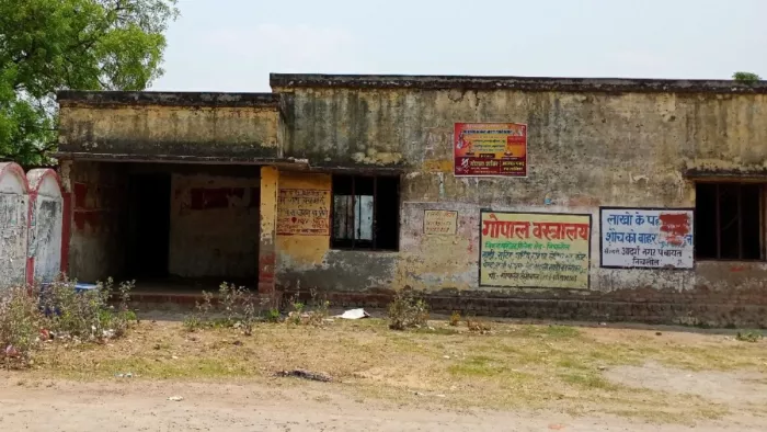 खतरनाक हाल में सामुदायिक भवन, यहां दशहरा-छठ पूजा का होता है आयोजन; अब कुत्ते फरमा रहे आराम