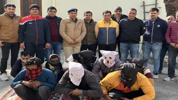 मोबाइल छीनकर फैक्ट्री कर्मचारियों को बंधक बनाकर करते थे डकैती, आठ आरोपी गिरफ्तार।