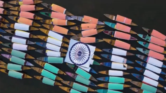 खूबसूरत डल झील तिरंगे के रंग में नजर आई।