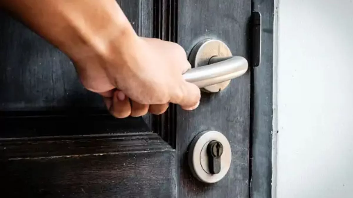 प्रेमिका को कमरे में ले जाकर प्रेमी कर रहा था यह गंदा काम, अचानक आ गई लड़की का भाई- जब उसकी नजर लड़के पर पड़ी तो..
