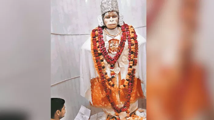 हनुमान सेतु मंदिर में पत्र पढ़ते पुजारी धीरेंद्र शास्त्री l जागरण
