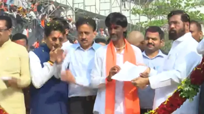 मनोज जरांगे पाटिल ने तोड़ा अपना अनशन (Image: ANI)