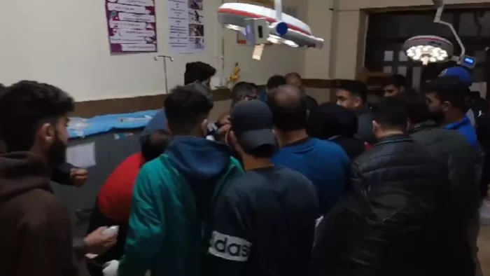 बस चालक ने गति पर खोया नियंत्रण, खाई में गिरी यात्रियों से भरी बस।