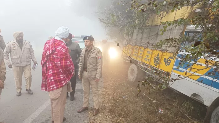 मुक्तसर में भीषण सड़क हादसा, घने कोहरे में ट्रक से टकराई बस; 11 पुलिस कर्मचारी घायल