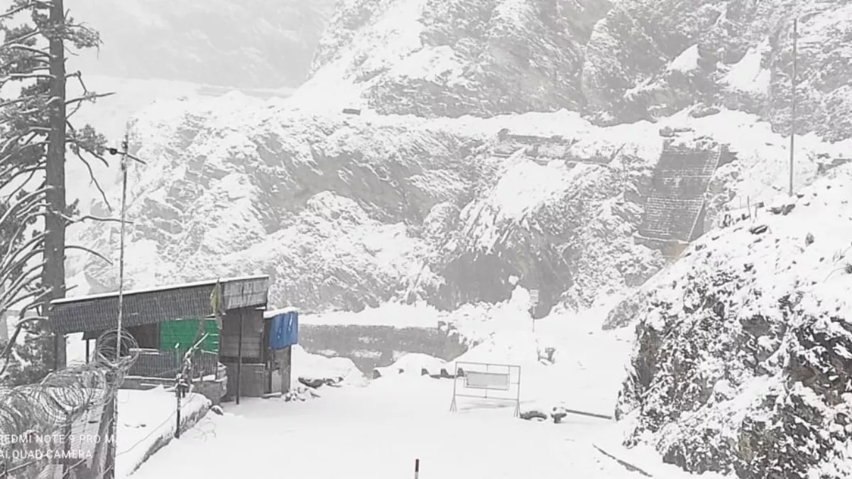 Weather Update: कश्मीर में बदला मौसम...लंबे इंतजार के बाद घाटी ने ओढ़ी सफेद चादर, कश्मीर के इन जगहों पर हुई बर्फबारी; देखें Video