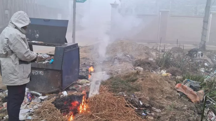 UP Weather Update: पूर्वी यूपी में निकली धूप भी रही बेअसर, सर्द हवाओं से कांप रहे लोग