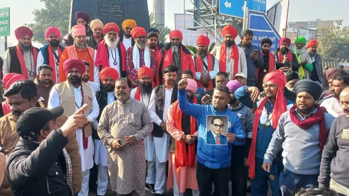 प्रतिमा तोड़ने के विरोध में भंडारी पुल पर प्रदर्शन करते लोग