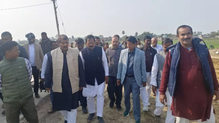 बिहार के स्मार्ट विलेज का निरीक्षण करते केंद्रीय राज्य मंत्री श्रीपद नाइक। (फोटो जागरण)