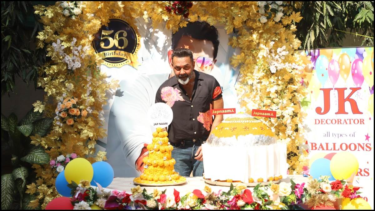 https://www.jagranimages.com/images/newimg/27012025/27_01_2025-bobby_deol_birthday_celebration_23873833.jpg