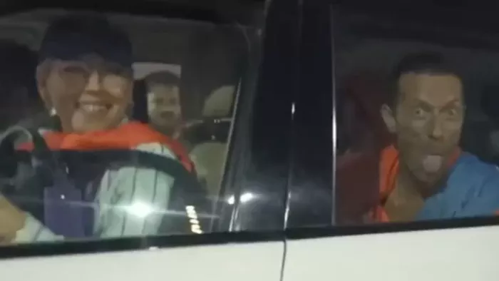 क्रिस मार्टिन महाकुंभ में गंगा स्नान के लिए पहुंचे। (तस्वीर जागरण)