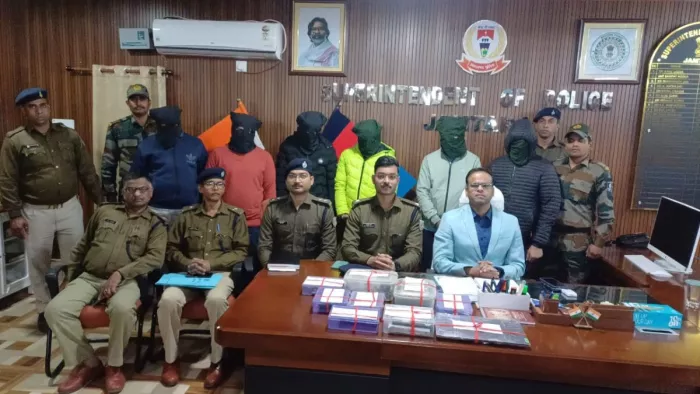 पुलिस की गिरफ्त में साइबर ठग। (फोटो जागरण)