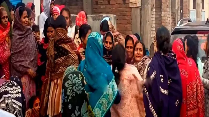 राजदेव राय की हत्या की खबर मिलने के बाद रोते-बिलखते स्वजन