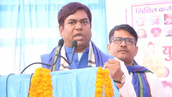 जनसभा को संबोधित करते विकासशील इंसान पार्टी के संस्थापक मुकेश सहनी। (फोटो एक्स )