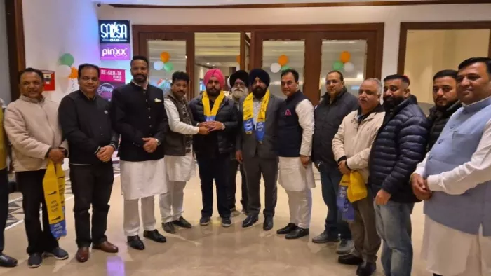 पार्षद परमजीत सिंह खुराना को आप में शामिल करते हुए सांसद डॉ. राजकुमार चब्बेवाल व अन्य