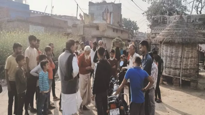 छात्रा के घर के बाहर जुटी लोगों की भीड़