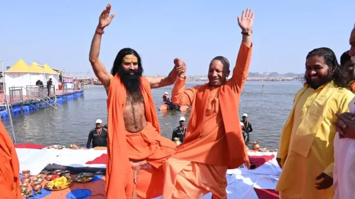 सीएम योगी और बाबा रामदेव ने योगमुद्रा का प्रदर्शन किया। (तस्वीर जागरण।)