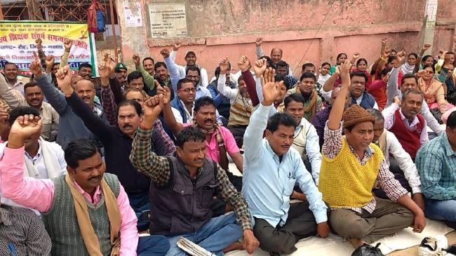 नई शिक्षक नियमावली के विरोध में टीचर्स, सतर्क हुई नीतीश सरकार, सभी जिलों को दिया ये निर्देश- Teachers protesting against the new teacher manual, Nitish government alerted, gave these instructions to all districts