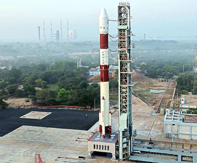इसरो का पीएसएलवी-सी51(PSLV-C51) रॉकेट प्रक्षेपण की तैयारी। (फोटो: ट्विटर/इसरो)
