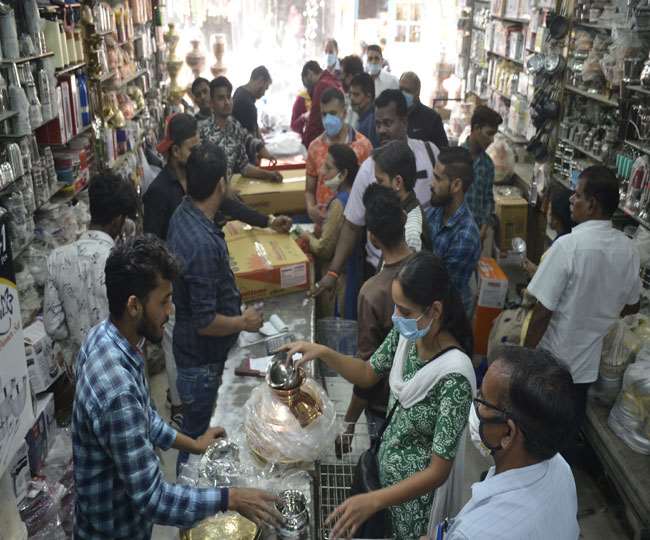 व्‍यापारी उम्मीद जता रहे हैं कि नई सरकार स्थानीय व्यापारियों को उबरने का मौका देगी।