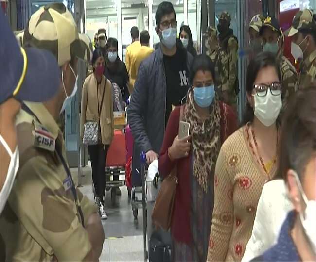 Indian students arrives Delhi airport from Ukraine through a special flight - सरजमीं पर कदम रखते ही ली राहत की सांस, यूक्रेन से भारतीय छात्रों को लेकर दिल्ली पहुंचा विशेष विमान