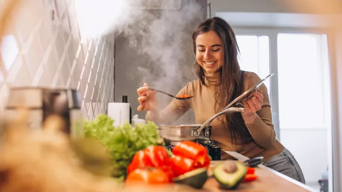 Cooking Hacks: दादी-नानी मां के इन घरेलू नुस्खों से बनाएं किचन के काम को आसान
