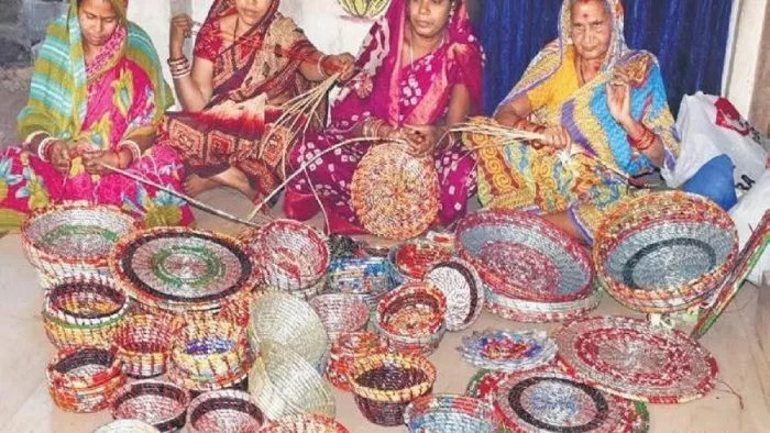 कमला मोहाराना (सबसे दायें) अपने स्वयं सहायता समूह के सदस्यों के साथ।