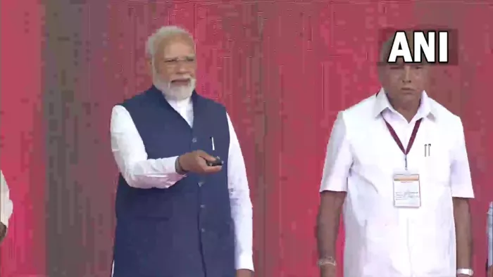 आज पीएम मोदी ने कर्नाटक के शिवमोगा एयरपोर्ट का उद्घाटन किया
