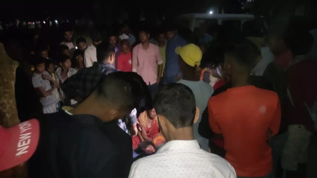 समस्तीपुर में दो दोस्तों की गोली मार हत्या, घटनास्थल के पास जुटी लोगों की भीड़