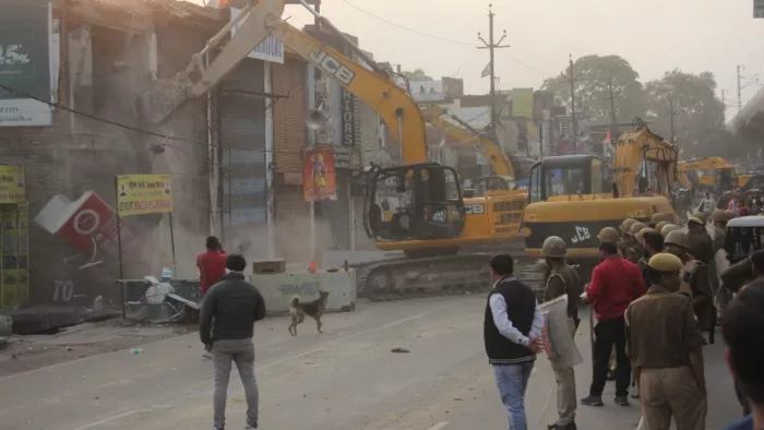 अकबरनगर में एलडीए द्वारा गिराया जाता अवैध निर्माण।- जागरण
