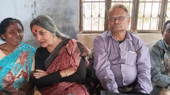 महेशपुर में बैठक के दौरान स्थानीय कार्यकर्ता से बात करती वृंदा करात (फोटो- जागरण)