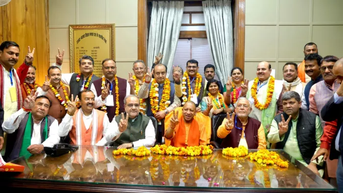 राज्यसभा सदस्य पद के विजय प्रत्याशियों के साथ मुख्यमंत्री योगी आदित्यनाथ। फोटो: सूचना विभाग