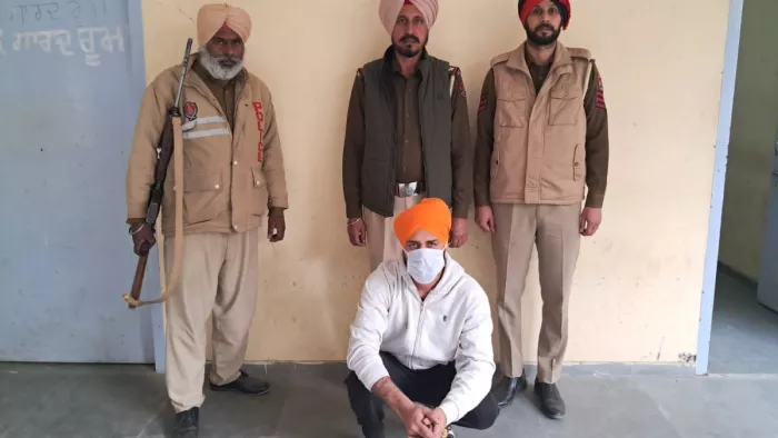 गैंगस्टर गोल्डी बराड़ के साथी चट्ठा को हथियार समेत किया गिरफ्तार