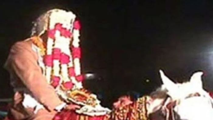 शादी के एक दिन पहले घर के बाहर पहुंची बरात को देख हर कोई रह गए दंग।- सांकेतिक तस्वीर