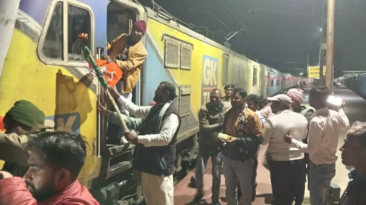 अब से हजारीबाग रोड स्टेशन में ठहरेगी शिप्रा एक्सप्रेस, ट्रेन के स्‍टेशन पर पहुंचते ही खुशी से खिले लोगों के चेहरे