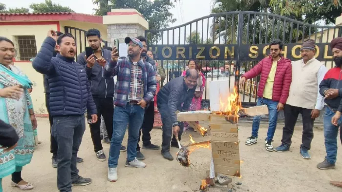हिंदू संगठनों ने जौलीग्रांट स्थित एक विद्यालय के सामने जमकर किया हंगामा