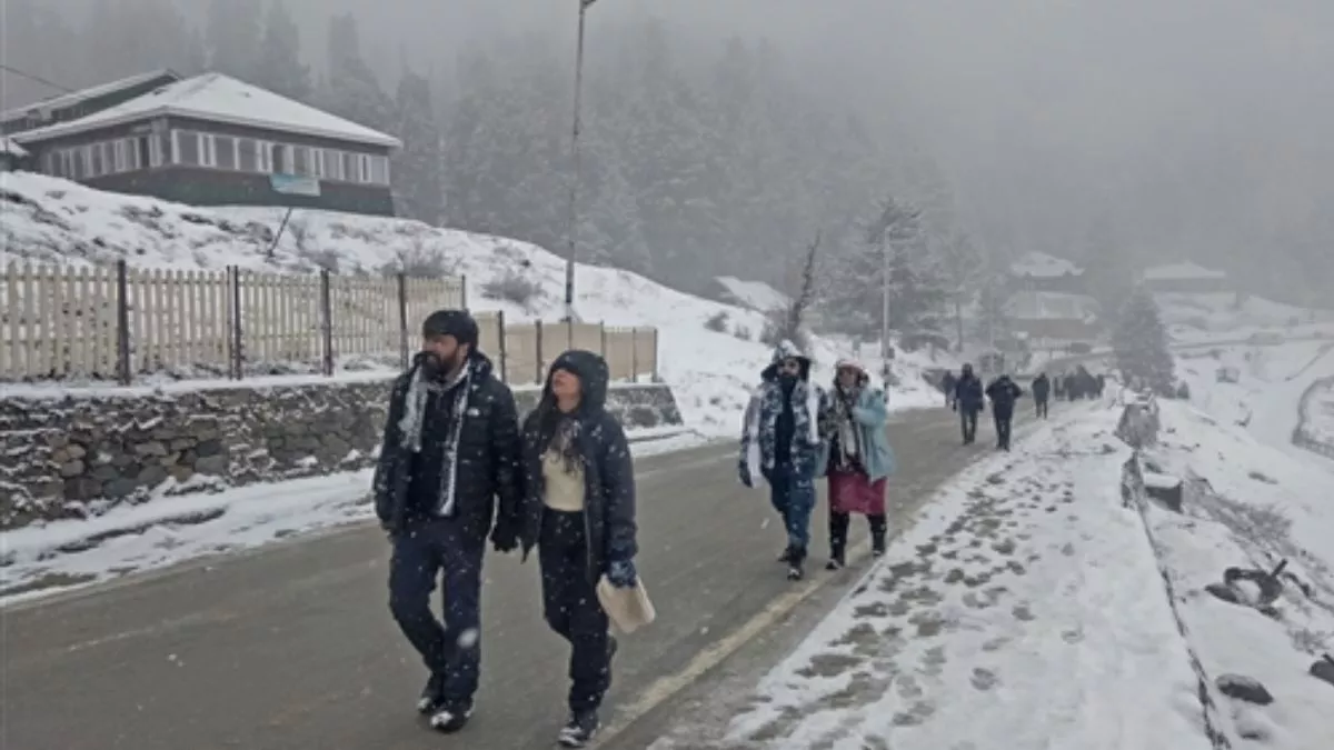 Himachal Weather- चोटियों पर हल्का हिमपात, कुछ स्थानों पर बूंदाबांदी; चार एनएच सहित 263 सड़कें अब भी बंद