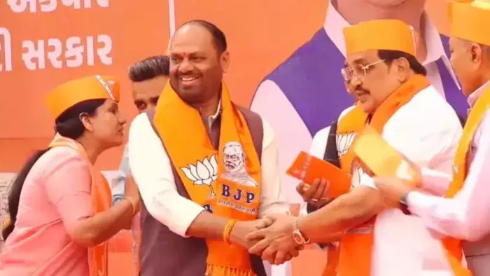 कांग्रेस के दिग्गज नेता नारायण राठवा भाजपा में शामिल हुए।(फोटो सोर्स: सोशल मीडिया)