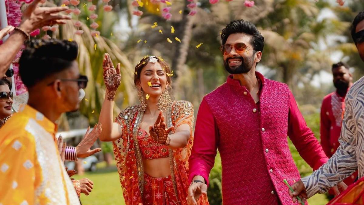 Rakul Preet Singh और Jackky Bhagnani ने शेयर की मेहंदी सेरेमनी की खास  तस्वीरें, रेड लहंगे में खूबसूरत दिखीं एक्ट्रेस - Rakul Preet Singh and  Jackky Bhagnani shared pictures of Mehndi ...
