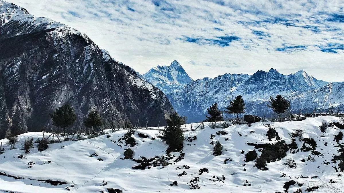 उत्तराखंड के इस हिल स्टेशन पर बर्फबारी का लुफ्त लेने फिर पहुंच रहे पर्यटक, कैमरों में कैद कर रहे खूबसूरत नजारे