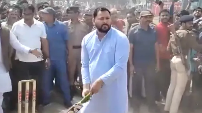 Tejashwi Yadav के सामने विराट कोहली.. जिंदाबाद-जिंदाबाद... खूब लगे नारे, यहां बल्ला लेकर मैदान में उतरे पूर्व डिप्टी CM