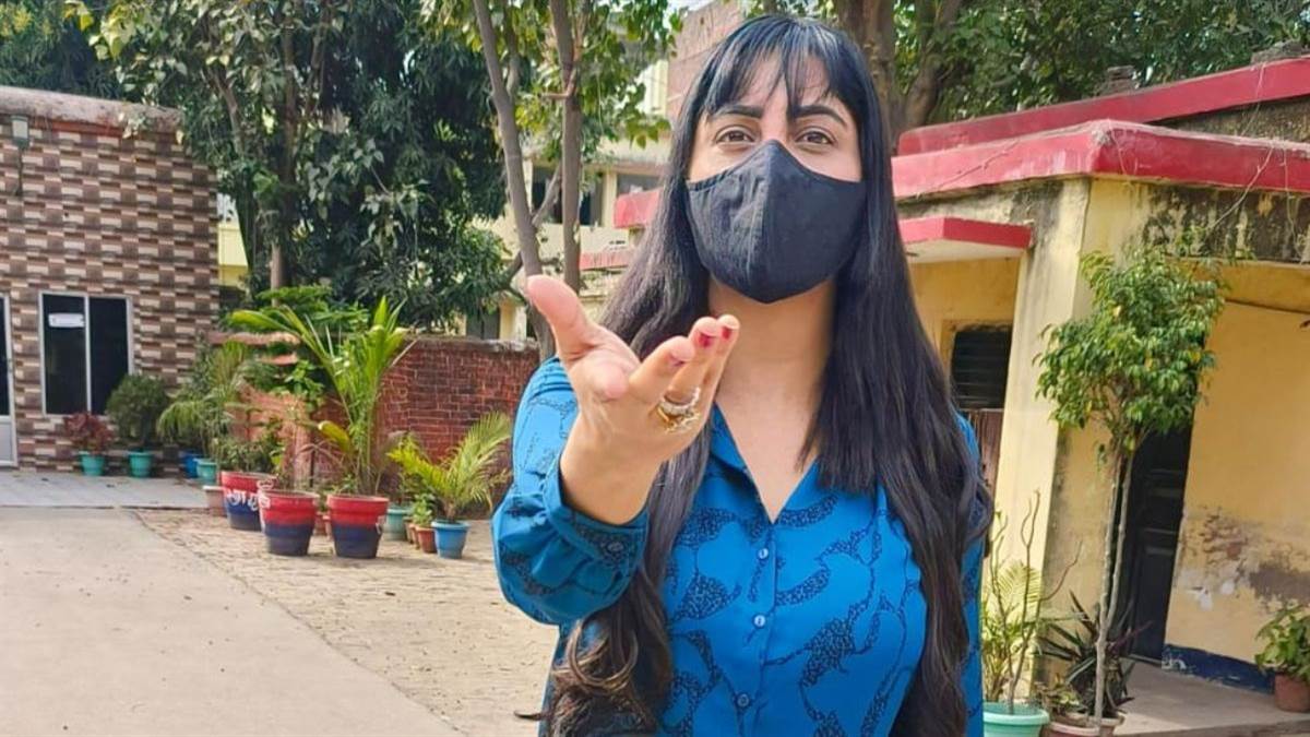 model arshi khan accuses doctor of threatening to throw acid