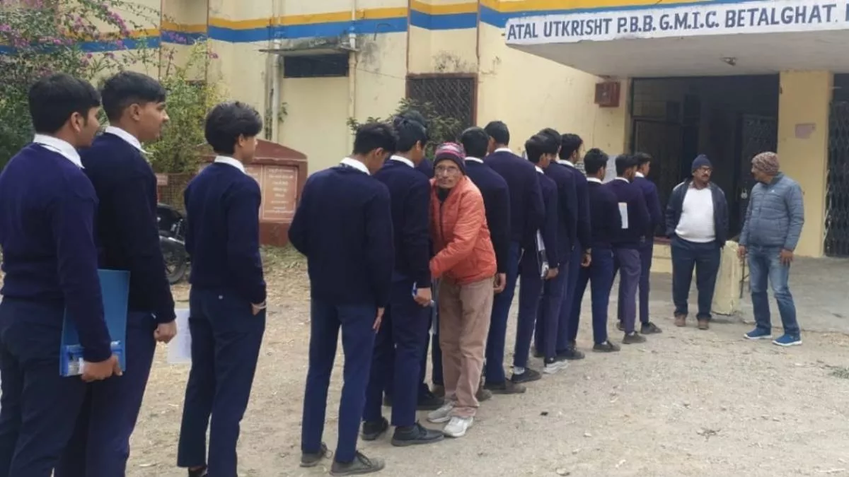 Uttarakhand Board Exam: कड़ी निगरानी के बीच संपन्न हुई हिंदी की परीक्षा, कई परीक्षार्थियों ने पहले ही दिन छोड़ा एग्जाम