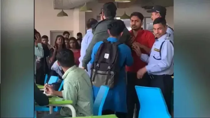 मेस में शाकाहार और मांसाहार एक साथ परोसने को लेकर विवाद हो गया। फाइल फोटो