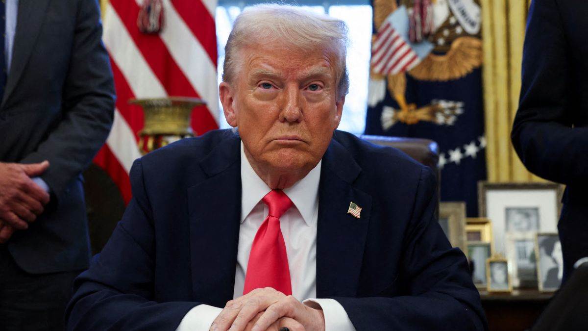 https://www.jagranimages.com/images/newimg/27022025/27_02_2025-donald_trump_gold_card_23892000.jpg