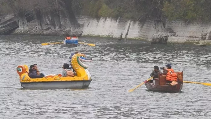 Nainital Tourism: बिना लाइफ जैकेट नौकायन कर रहे पर्यटकों के विरुद्ध चालानी कार्रवाई. Jagran